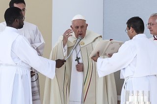 Le pape François a célébré la grande messe de clôture dans un parc de Lisbonne dimanche.